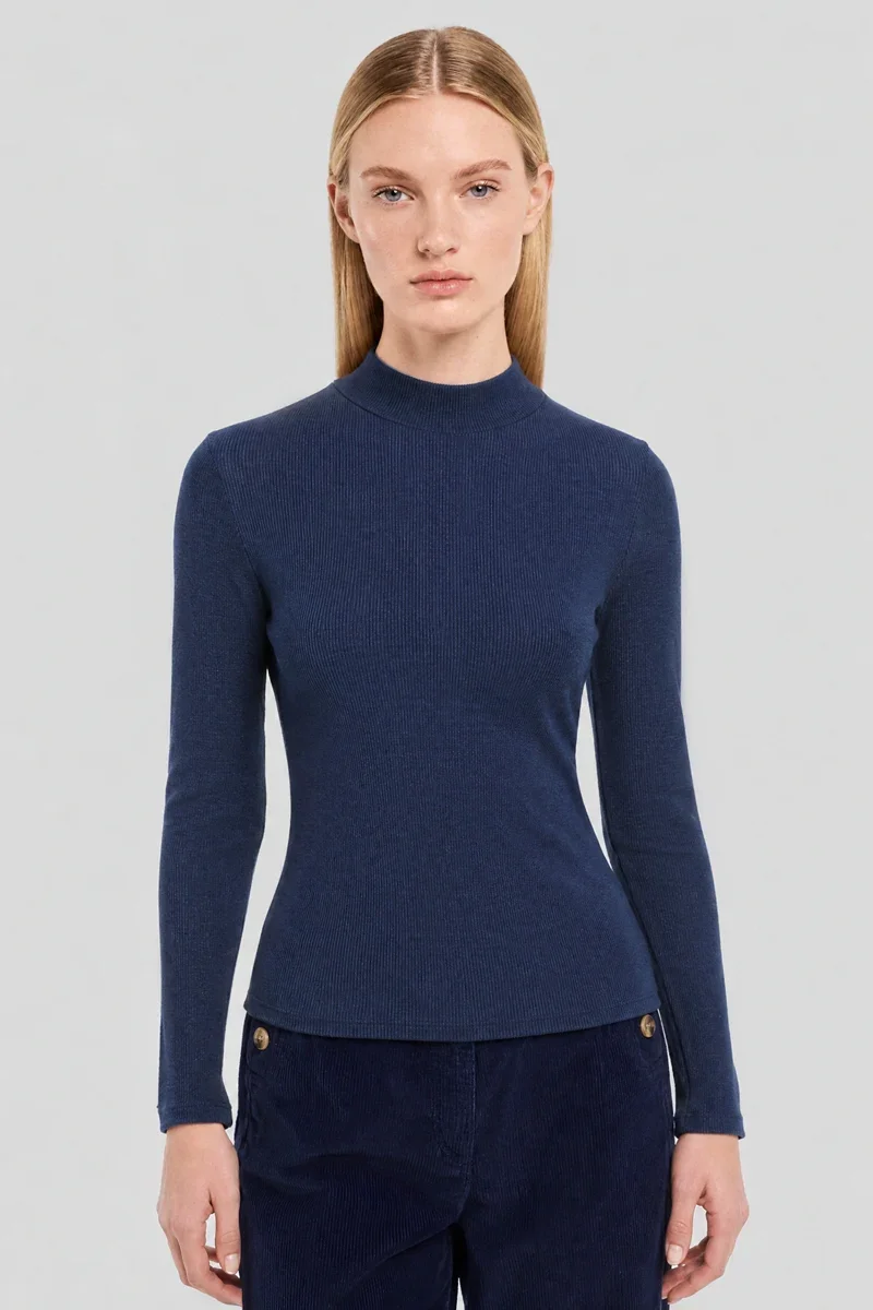 Minimalist Roll-neck T-shirt – wool and silk Clean