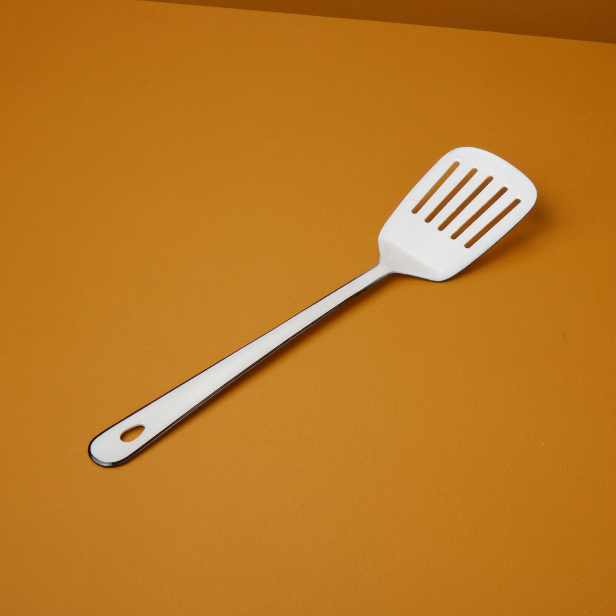 Traditional Harlow Spatula White Solid