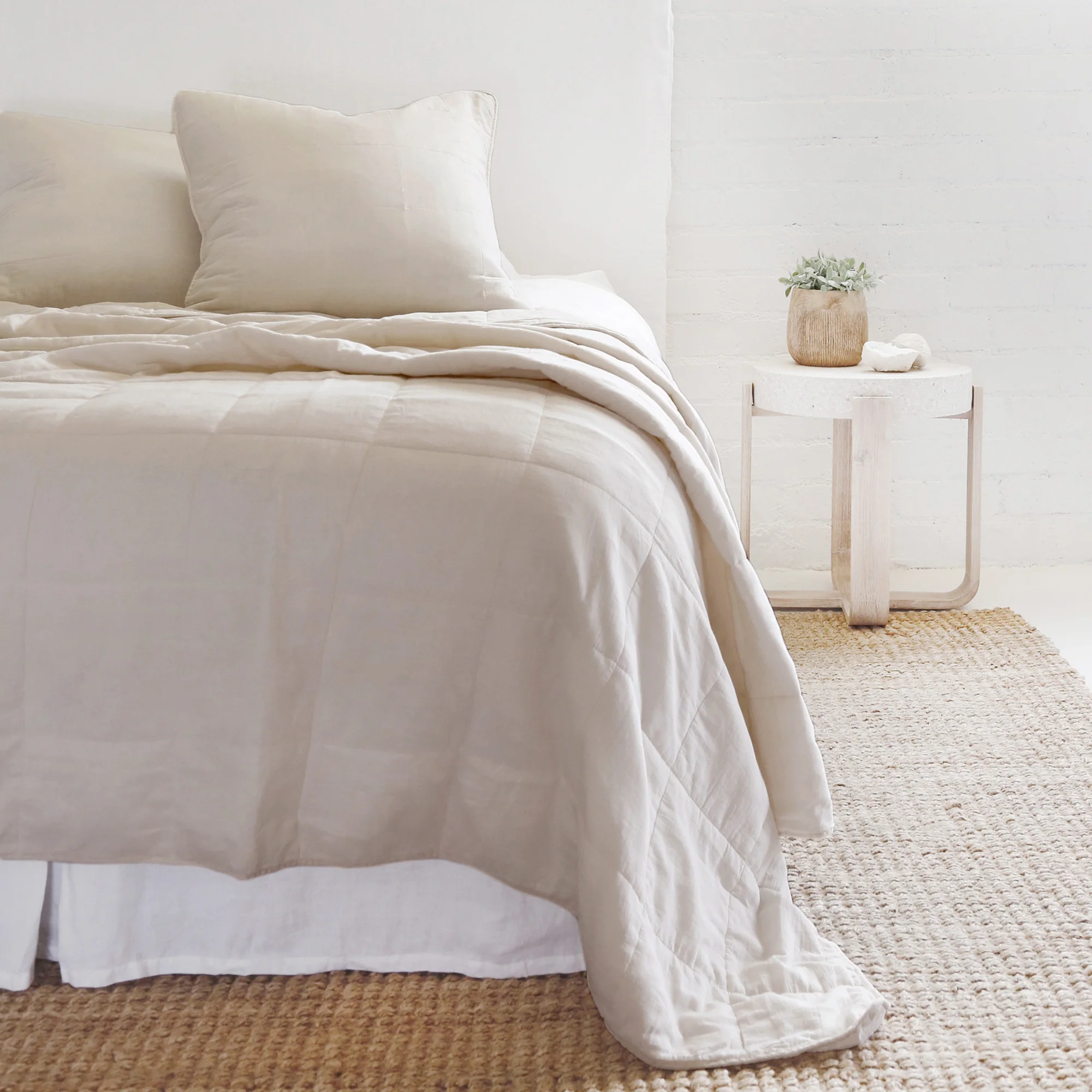 Functional Antwerp Queen Coverlet Natural Consistent