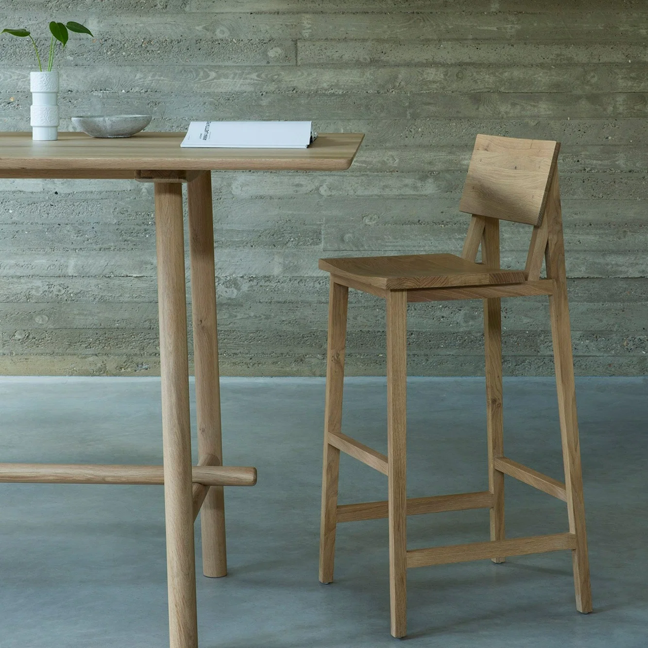 Relaxed N4 Bar Stool Varnished Oak Stylish
