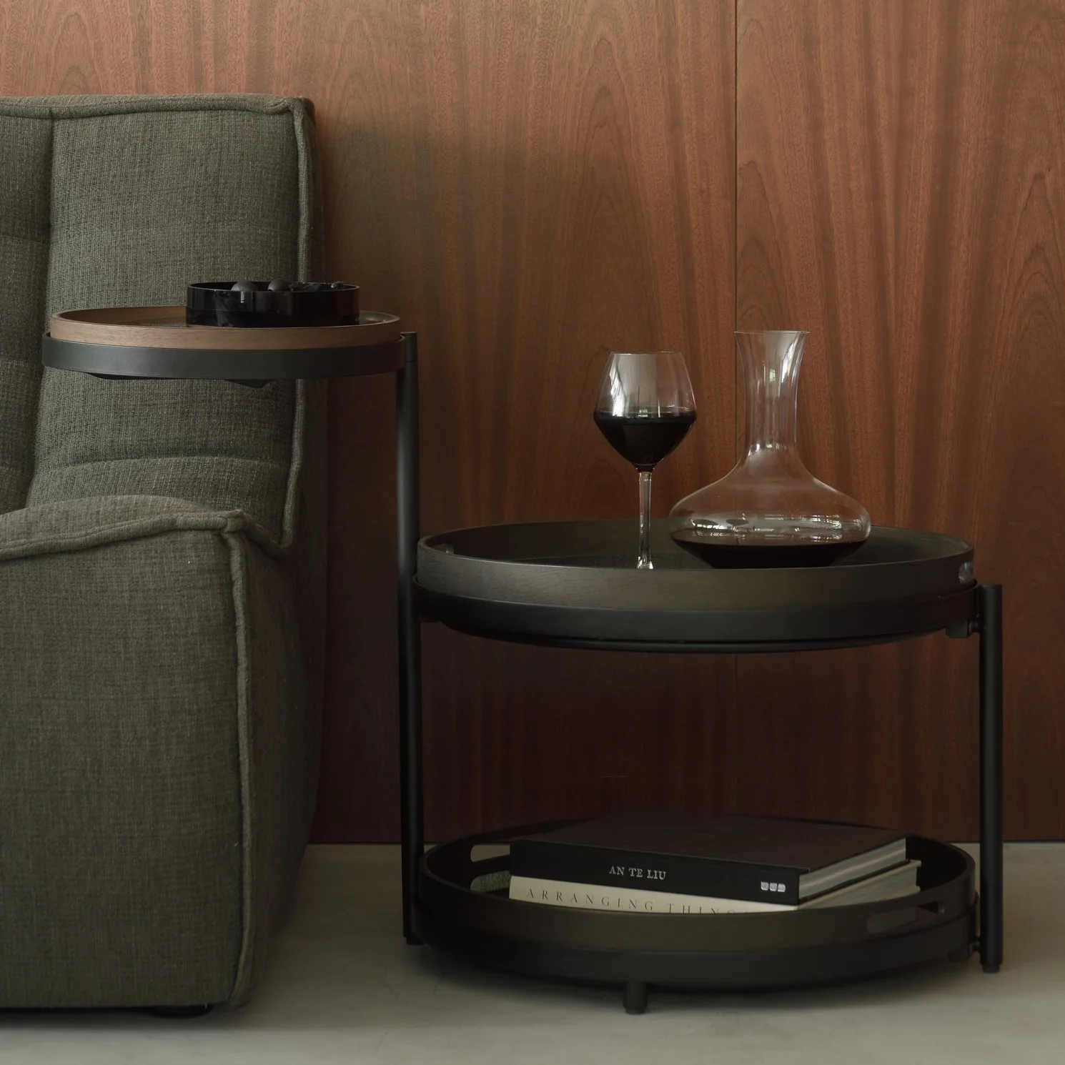 Smooth Swivel tray side table – varnished wood – black – round – XS – tray not included Trendy