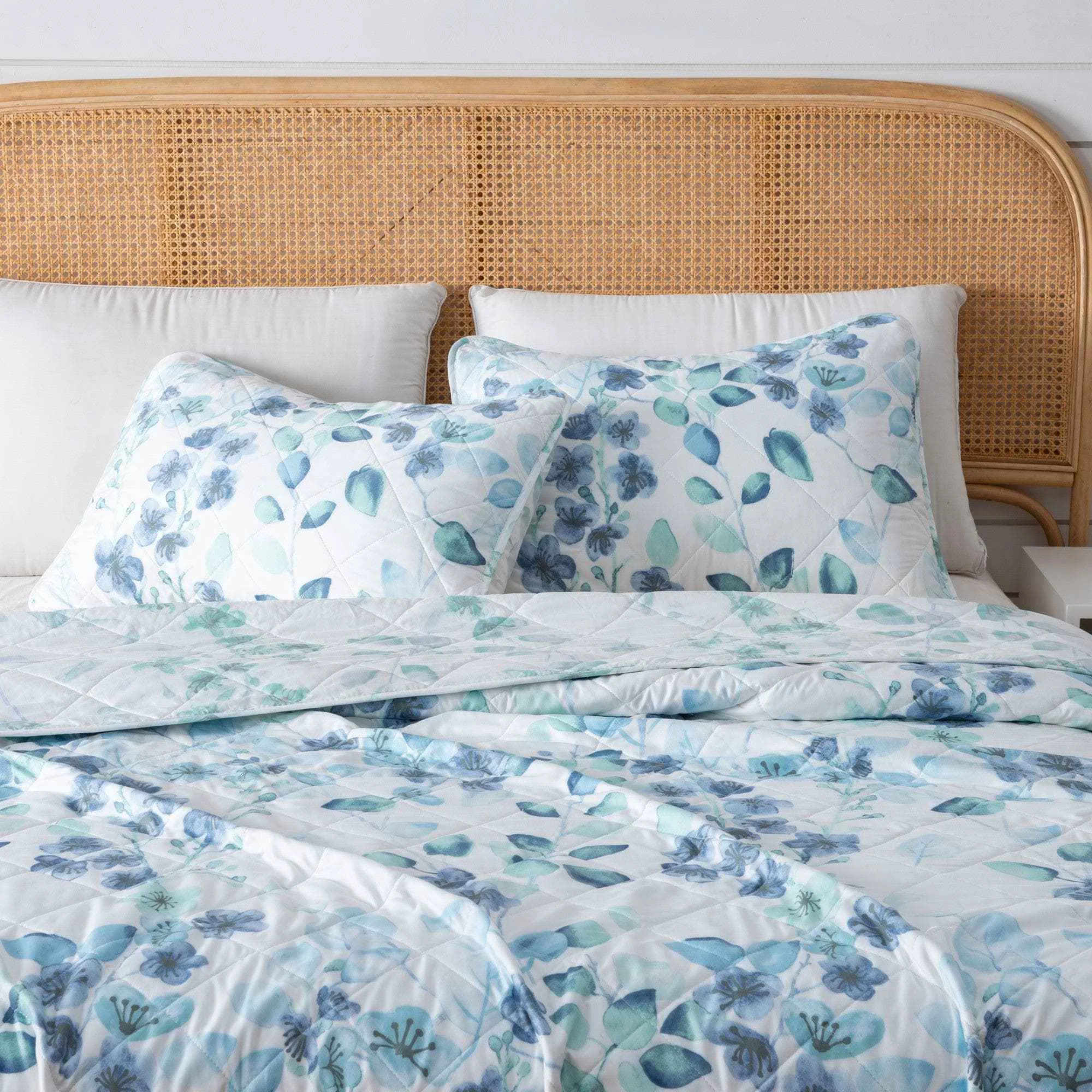 Convenient 3 Piece Floral Quilt Set – Miranda Collection Easy-to-Use