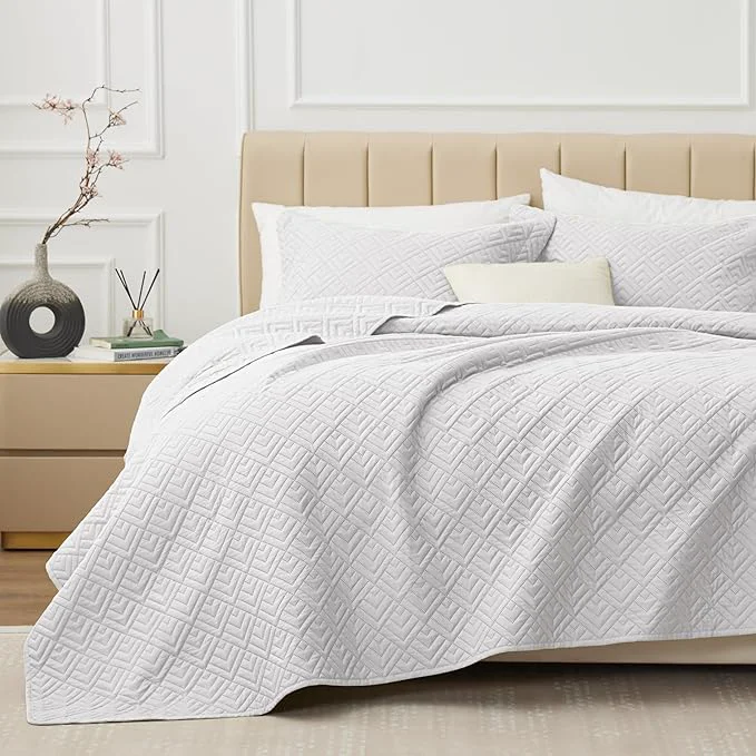 Sophisticated EXQ Home Quilt Set Twin Size White 2 Piece Lightweight Soft Coverlet Modern Style Squares Pattern Bedspread Set for All Season 1 Quilt 1 Pillow Shams Traditional