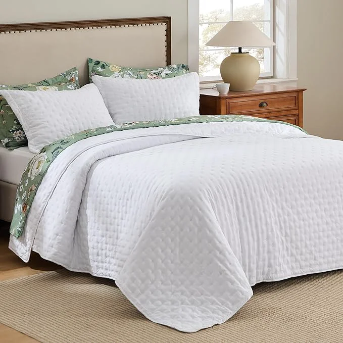 Outstanding Bedsure Twin Quilt – Ultra Soft Twin XL Quilt Bedding for Dorm Decor Lightweight All-Season Comforter Bright White Bedspread Coverlet with Clover Pattern 68 x 86 Inches Stitch- Quilting Ultra Soft Lightweight Machine Washable Pet-Friendly Green