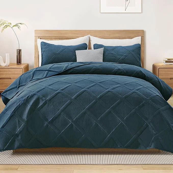 World-Class Exclusivo Mezcla Quilts Queen Size – Navy Blue Quilt Set Bedspread with 2 Pillow Shams Modern Bedding Set with Striped Pattern Soft Lightweight Bedspreads Queen Size for All Seasons Durable