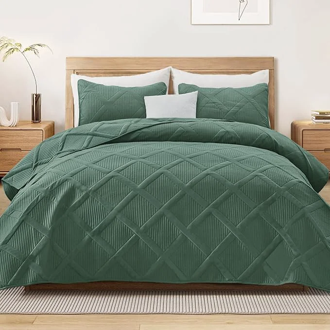 Environmentally Friendly Exclusivo Mezcla Twin Size Quilt Set – Green Quilts Bedding Set with 2 Pillow Shams Modern Bedspread with Striped Pattern Soft Lightweight Bedspreads Coverlets for All Seasons Stylish