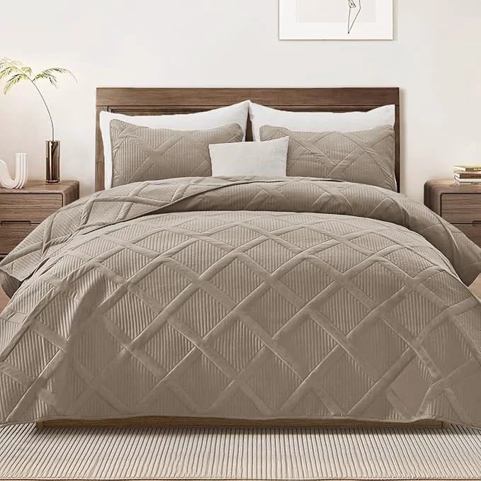 Smooth Exclusivo Mezcla Full Queen Size Quilt Set with Modern Striped Pattern 3 Pieces Summer Lightweight Taupe Quilts Bedding Set Soft Bedspreads Coverlets for All Seasons Prestigious
