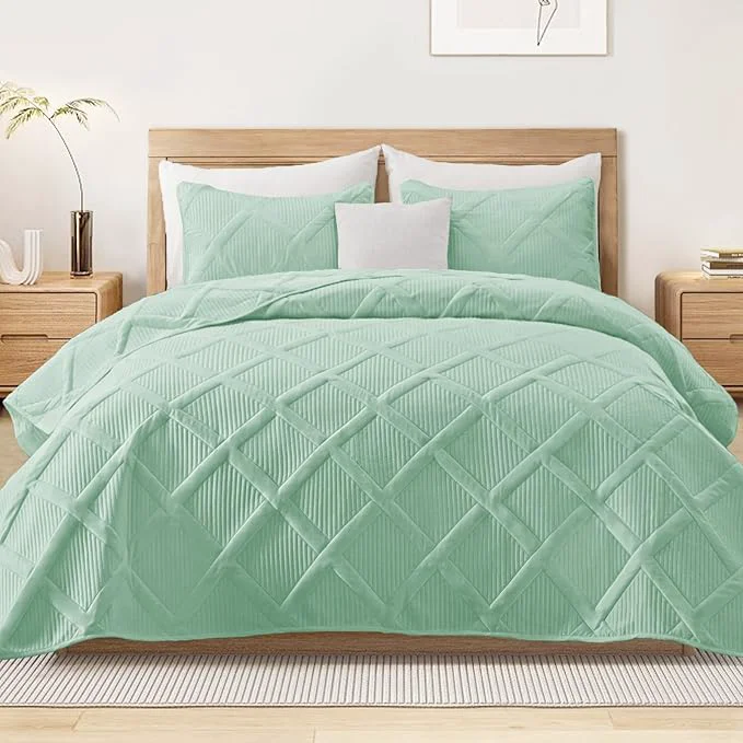 Advanced Exclusivo Mezcla Twin Size Quilt Set – Light Green Quilts Bedding Set with 2 Pillow Shams Modern Bedspread with Striped Pattern Soft Lightweight Bedspreads Coverlets for All Seasons Secure