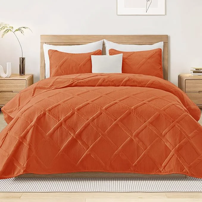 Classic Exclusivo Mezcla Quilts Queen Size – Burnt Orange Quilt Set Bedspread with 2 Pillow Shams Modern Bedding Set with Striped Pattern Soft Lightweight Bedspreads Queen Size for All Seasons Recyclable