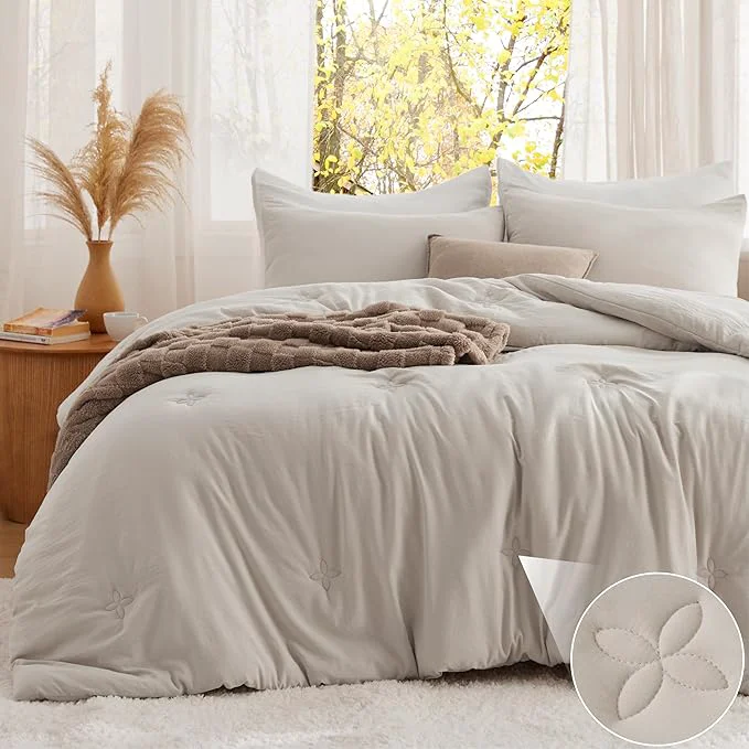 Stylish Bedsure Queen Comforter Set Beige Soft Prewashed Queen Size Bedding Quilted Comforter with Clover Design Down Comforter for All Seasons 3 Pieces Bed Set with 2 Pillow Shams Fine
