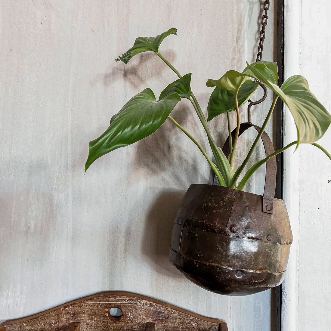 First-Class Metal hanging pot with chain Relaxed