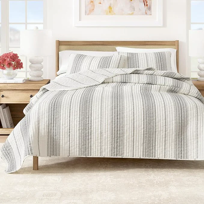 Contemporary Great Bay Home Striped Quilt Set – 3-Piece King California King Size Farmhouse Bedding Set – Lightweight All-Season Reversible Bedspread White Grey Smooth