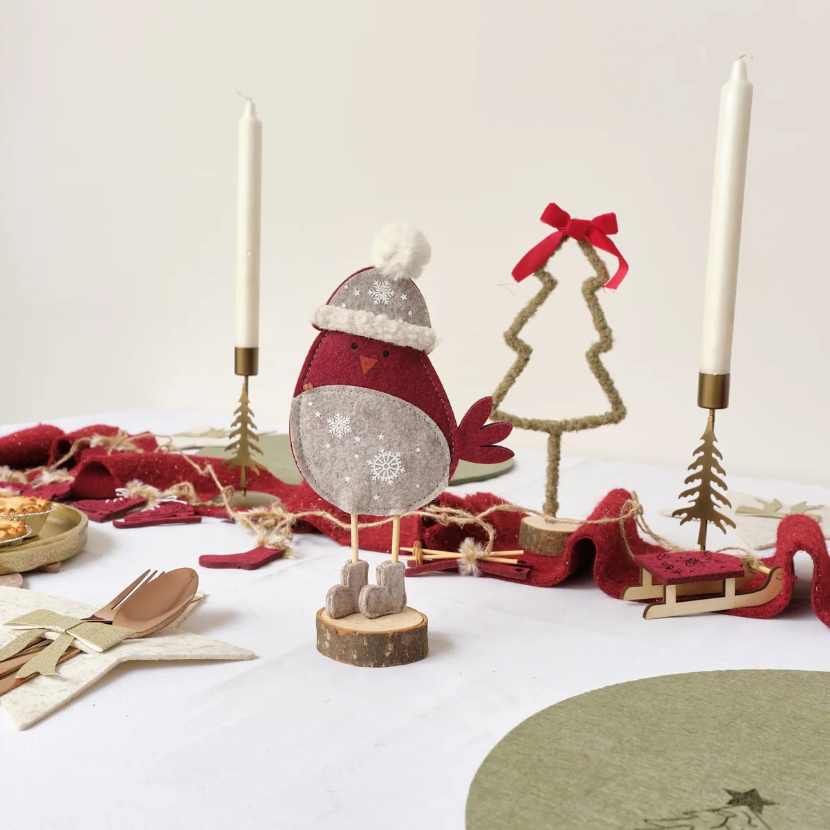 Soft Red Felt Robin Standing Decoration with Wooden Base – 22cm Green