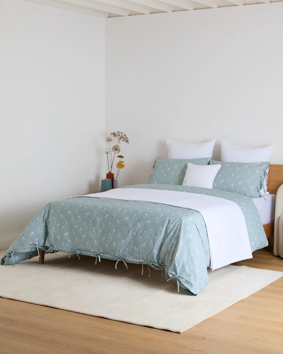 Enhanced Foxford Daisy White Matelassé Throw Practical