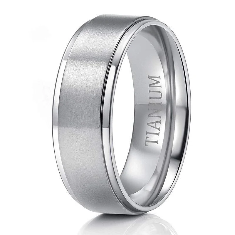 Durable Anillo de titanio plateado cepillado Traditional