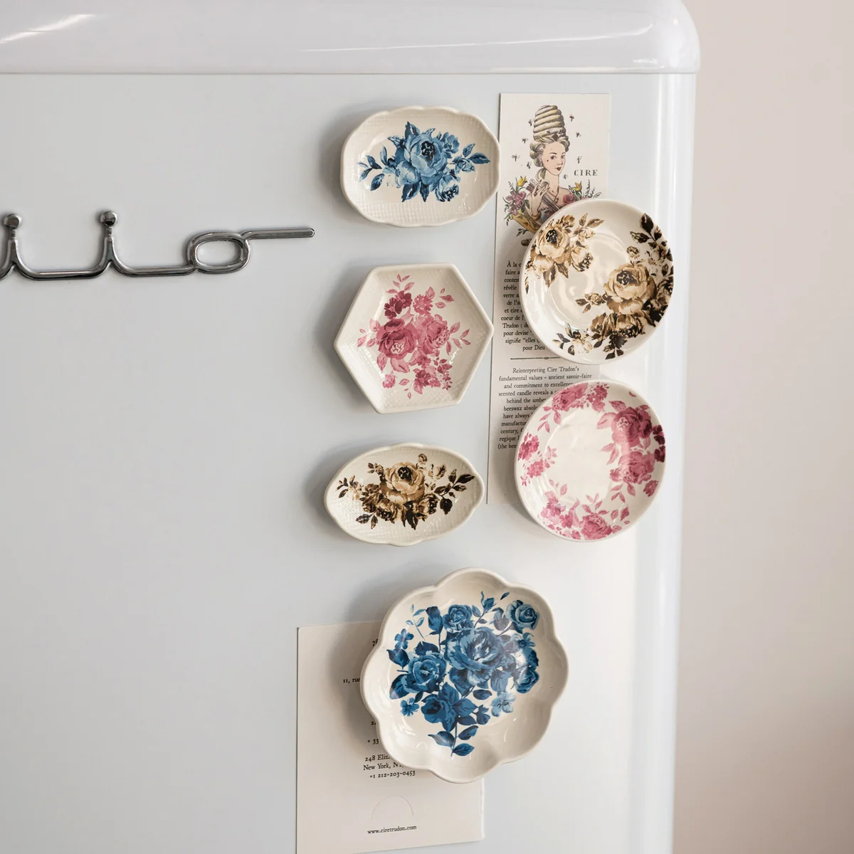 Modern Stoneware Plate Shaped Magnet with Floral Image World-Class